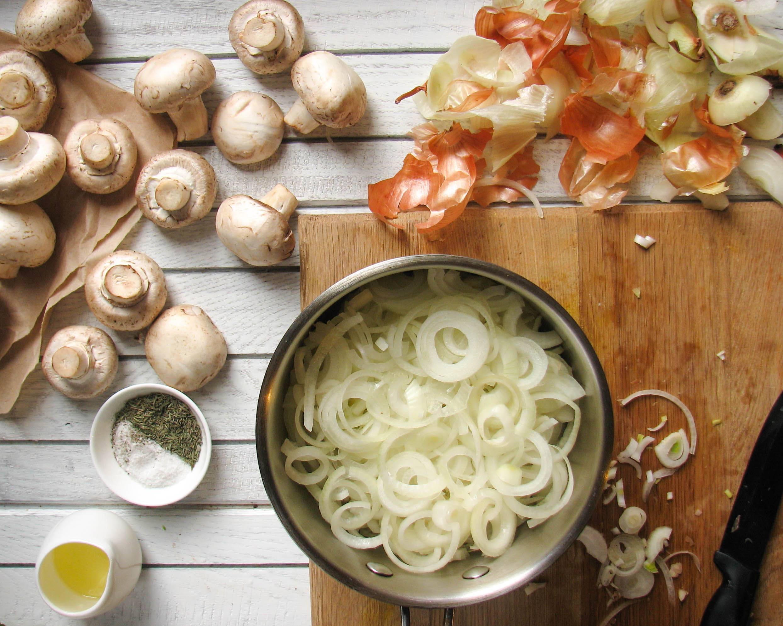 Hur man lagar läckra tartlets med mushrooms och ost