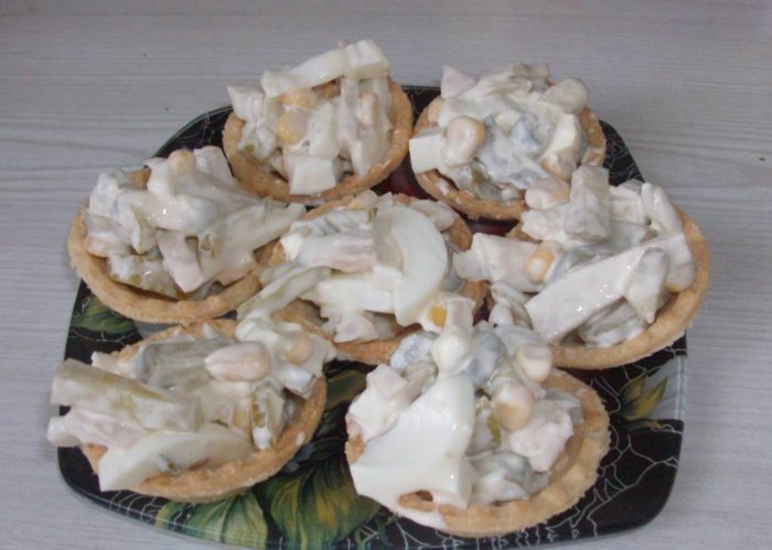 Tartaletas con ensalada de calamares cocidos y queso.
