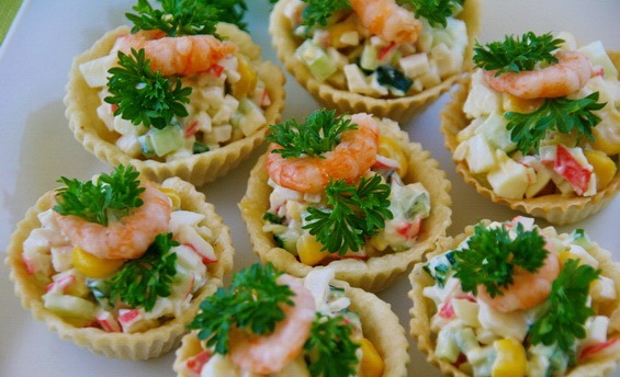 Tartlets med en sallad med krabbstickor och räkor.