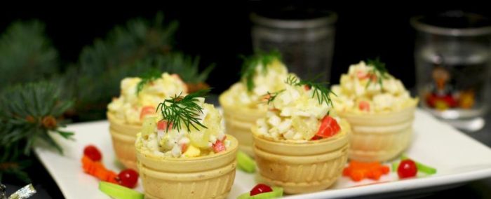 Tartlets with crab chopsticks and pineapples.