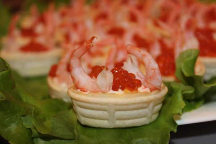 Avec une farce du caviar rouge et des crevettes, de belles et de délicieuses tartelettes sont obtenues.