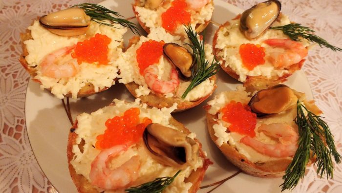 Another way to cook tartlets with shrimps and caviar