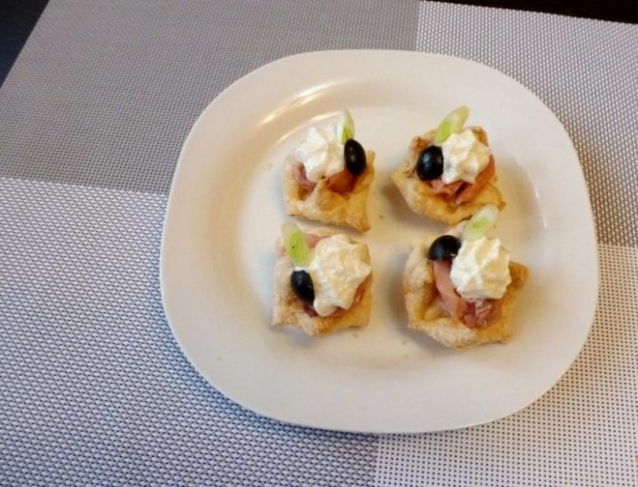  This is how tartlets with caviar Mixed