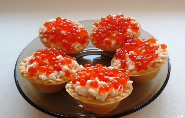  Here so appetizing tartlets with melted cheese and caviar