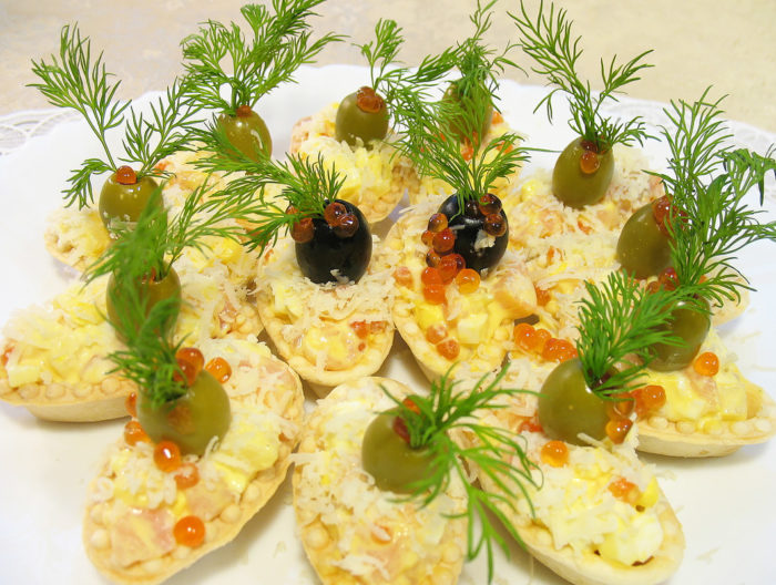 Salata za tartlets s kavijarom, losos, jaja i sira izgleda vrlo atraktivno
