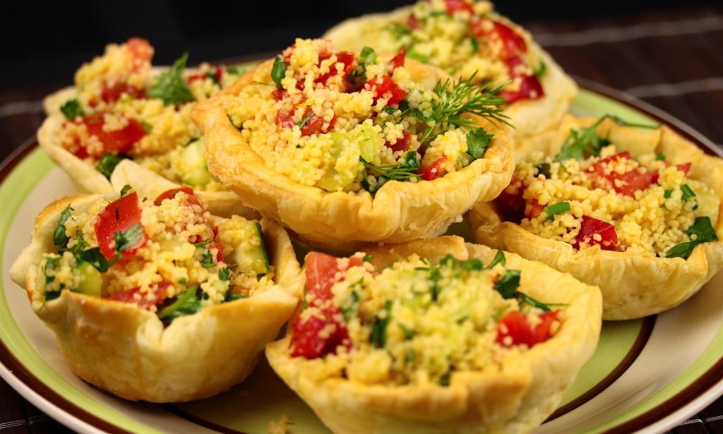Tartlets with ham and cheese in the oven