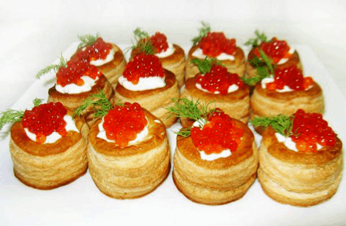 Tartlets com queijo cottage e caviar vermelho através da receita mais simples