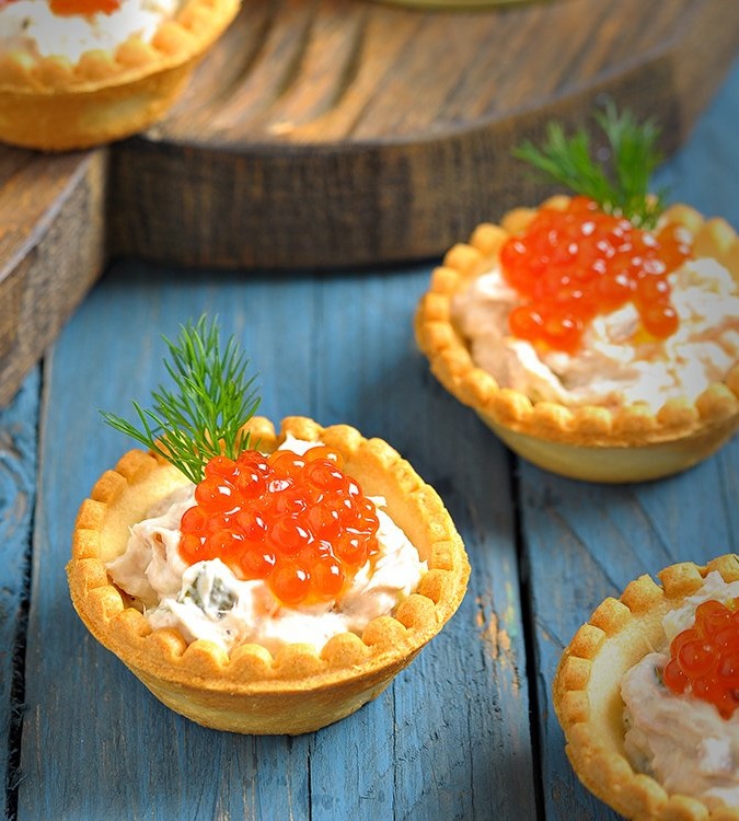 Tartlets con caviar rojo, requesón y atún.