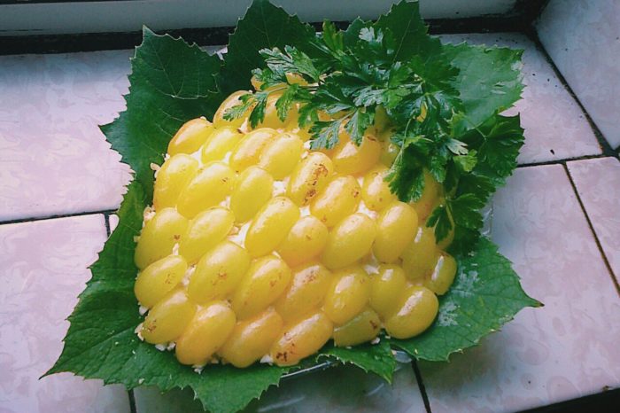 سالاد تیفانی در قالب یک خوشه انگور.