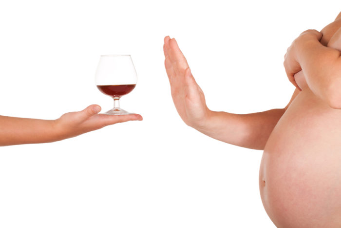 Употребление алкоголя беременной женщиной во втором триместре беременности не оправданно ничем.