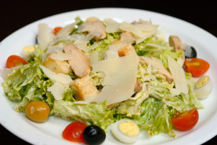 Salada César com presunto