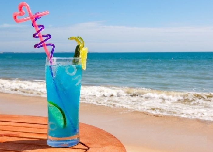 Cocktail com lagoa azul vodka