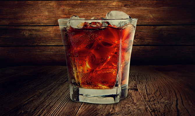 Cocktail Hayball z viski in kola