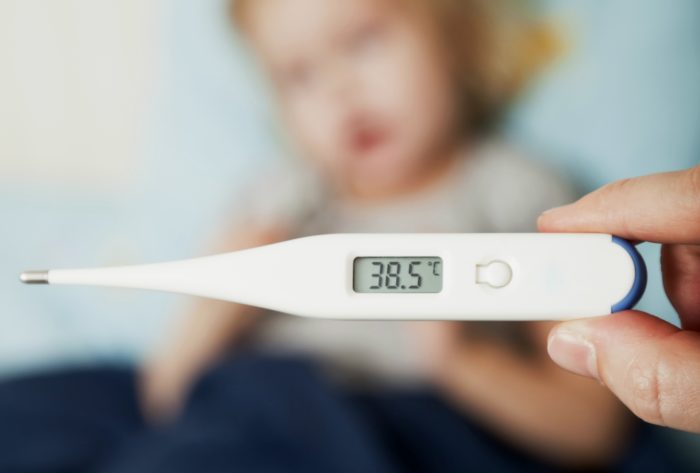 Симптом ротавирусной инфекции у детей: повышение температуры.