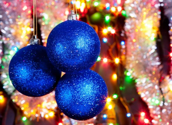 Es necesario elegir las bolas para el árbol de Navidad