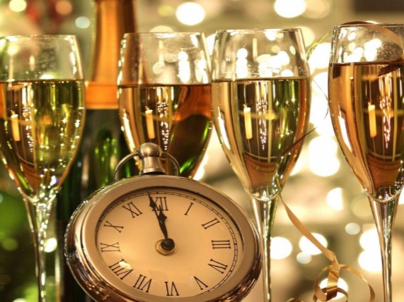 Signale mit dem neuen Jahrtisch und Champagner