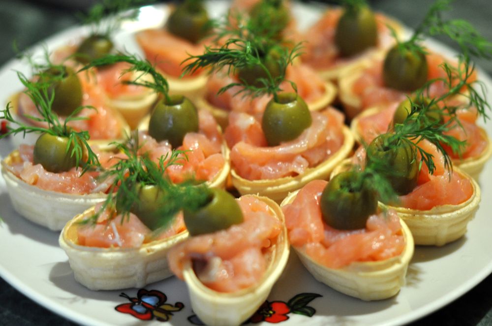 Tartlets with fish and curd cheese