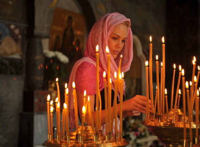 На Троицу можно ставить свечи за здравие.