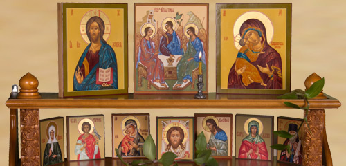 Икона "Святая Троица" в домашнем красном уголке.