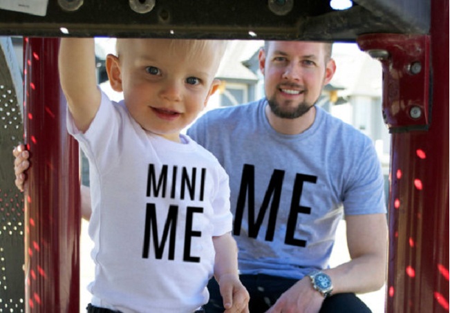 Папа и сын одеты в футболки в стиле family look