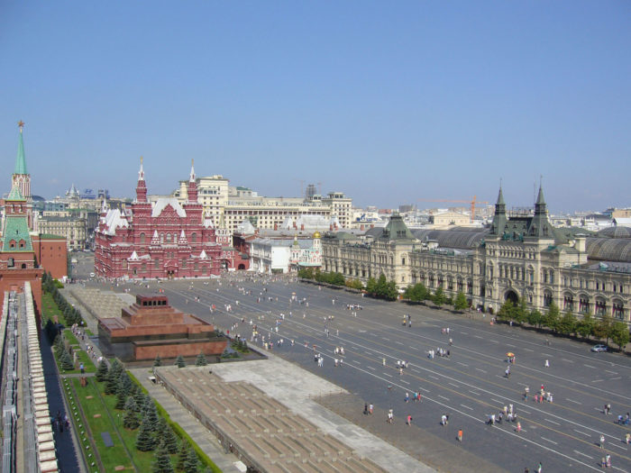 Вид на Красную площадь, который открывается со стороны Кремля: ГУМ и Исторический музей