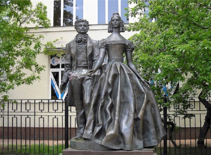 Памятник Гончаровой и Пушкину