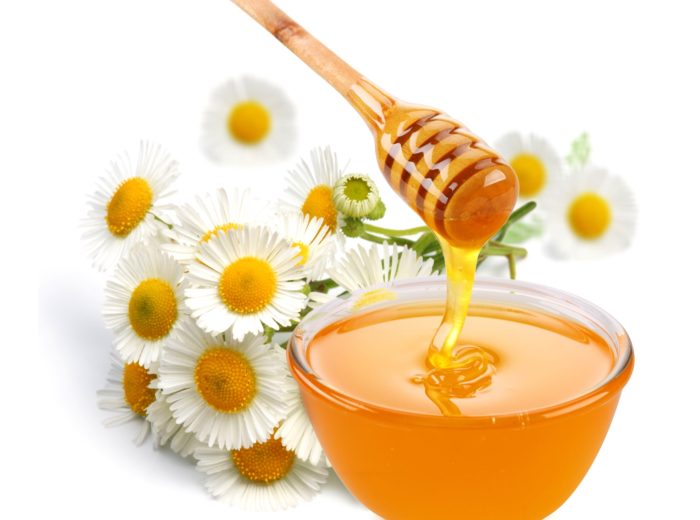 мёд и цветы ромашки - составные элементы маски для стимуляции роста волос на бровных дугах