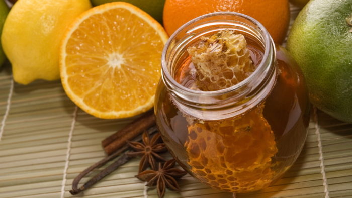 ароматные мёд и лимон для приготовления маски для бровей для стимуляции их роста