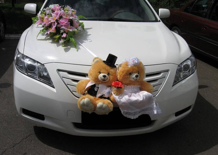 doll-on-wedding-car-02