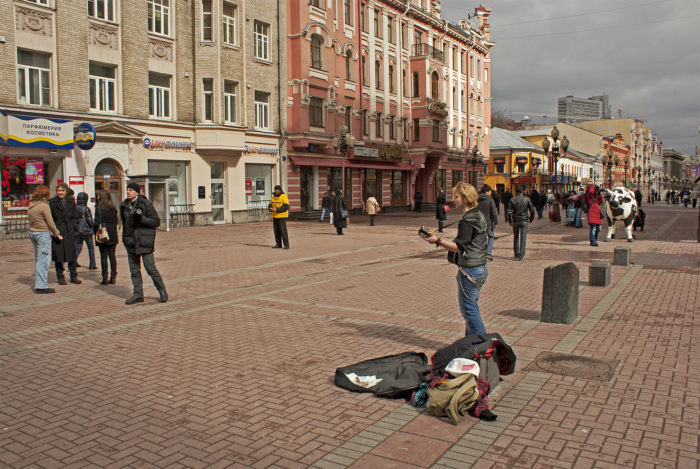 Уличный музыкант в начале Арбата