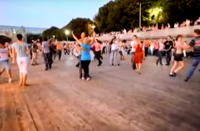 Танцплощадка для всех желающих в Парке Горького
