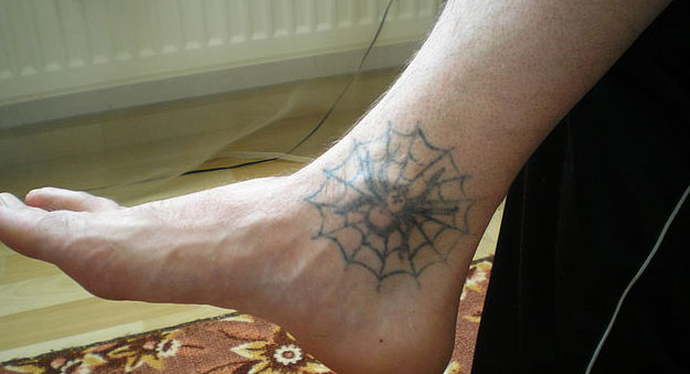 У татуировки с изображением паука в паутине или без нее может быть уголовное значение.