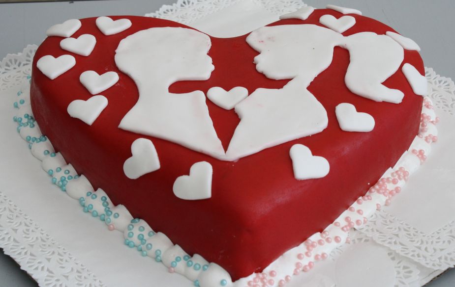 украсить торт на День рождения, юбилей женщине и на 14 февраля на День святого Валентина