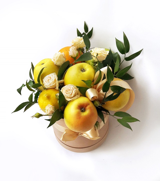 Подарочный букет на свадьбу из фруктов и цветов