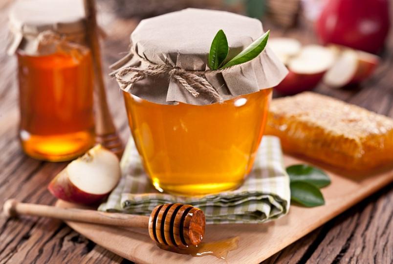 чтобы не повышать кислотность, чайный гриб заваривают на меду, а не на сахаре