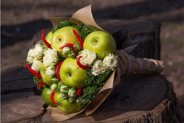 Букет из зеленых яблок, цветов и острого перца