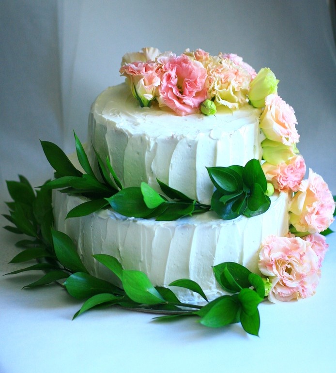 украсить торт живыми цветами