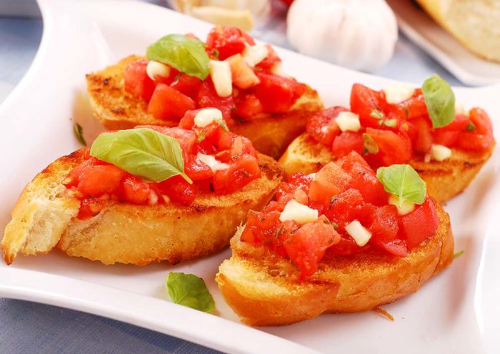 Bruschetta avec tomate et basilic