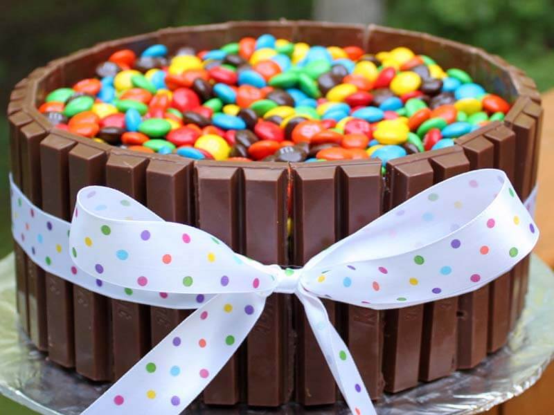 украсить торт сладостями, конфетами и растопленным шоколадом