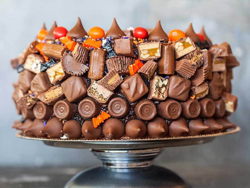 украсить торт сладостями, конфетами и растопленным шоколадом