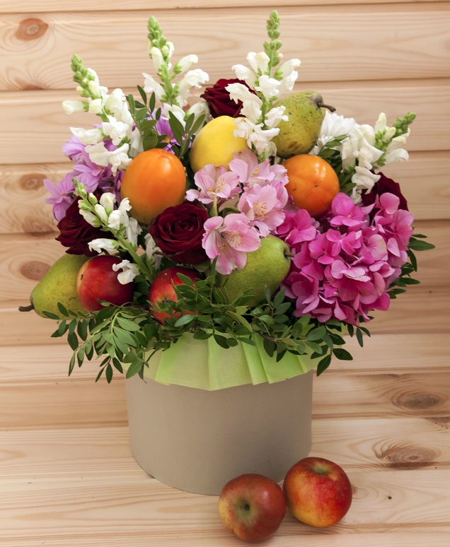 Коробка с фруктами и цветами