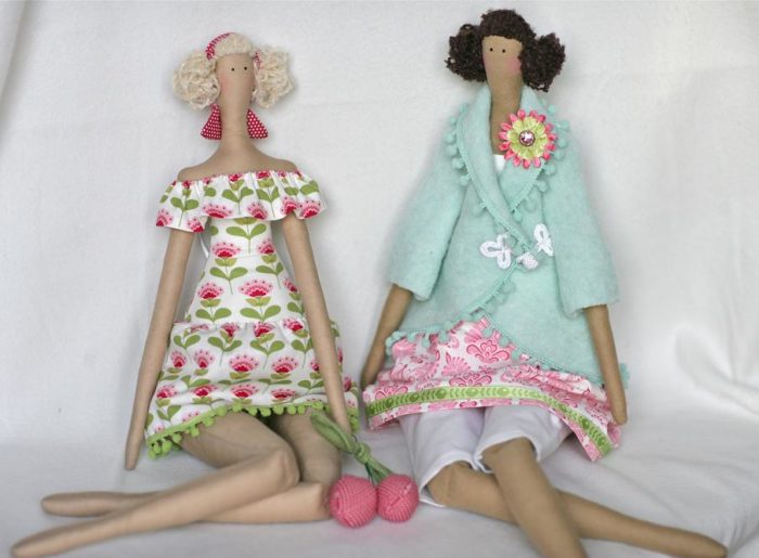 две симпатичные куклы Тильды из ткани сидят рядом