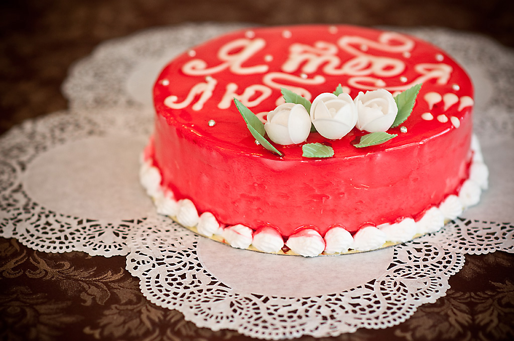 украсить торт на День рождения, юбилей женщине и на 14 февраля на День святого Валентина