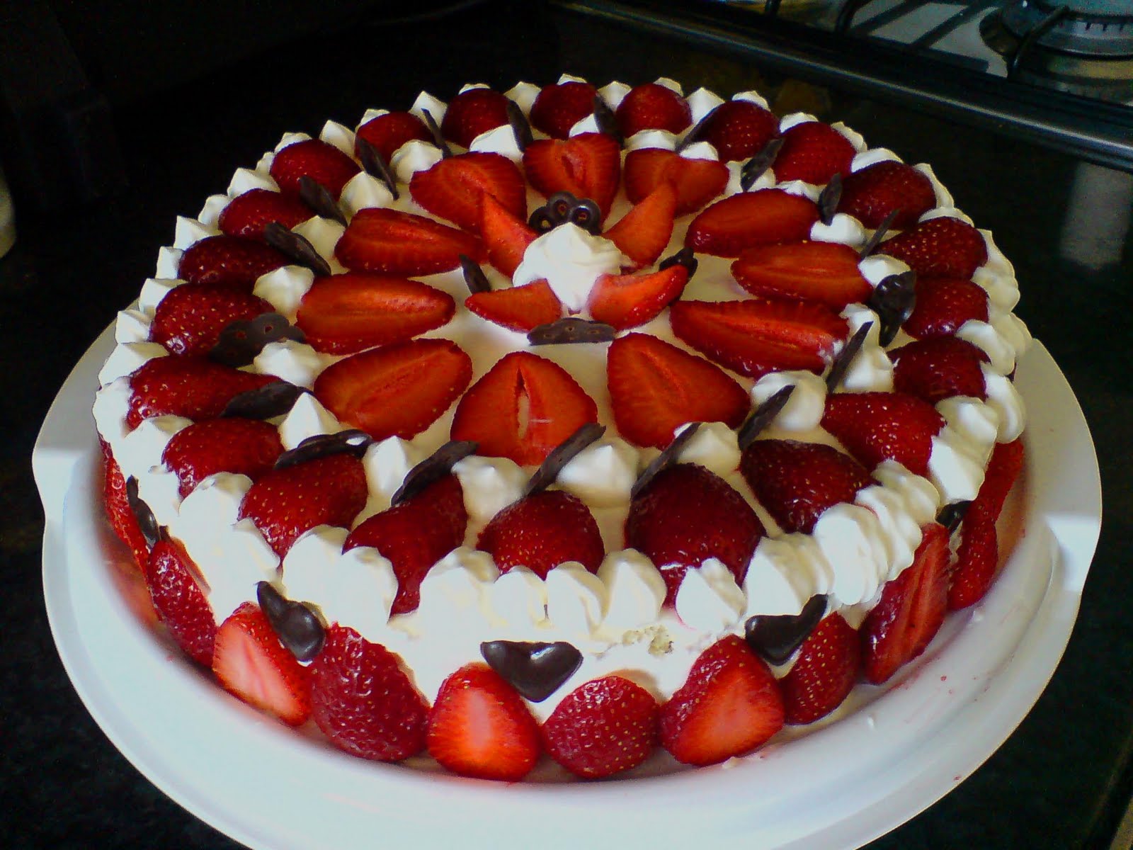 украсить торт фруктами и ягодами
