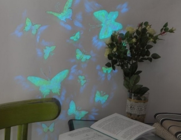 Бабочки, нанесенные на стену светящимися красками
