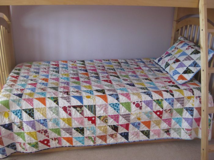 Лоскутное одеяло из треугольников для детской
