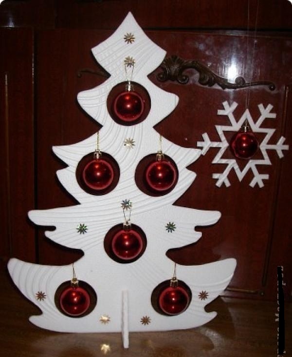 مثيرة للاهتمام شجرة عيد الميلاد من السقف على البلاط مع زخارف