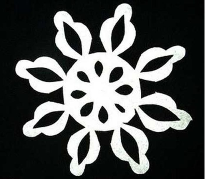 különböző minták a hópelyhek vágására a mennyezeti csempékből, 5. példa