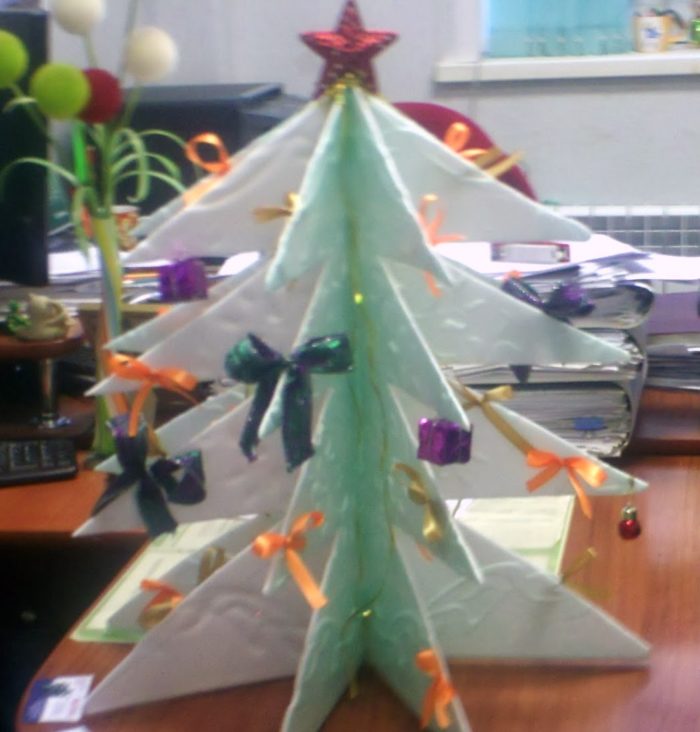 pripravljene fotografije božičnih dreves iz stropnih ploščic