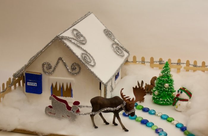 веселий будиночок Діда Мороза з санками і оленем з стельової плитки стоять на столі